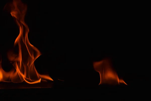 Полум'я вогню на чорному тлі — стокове фото