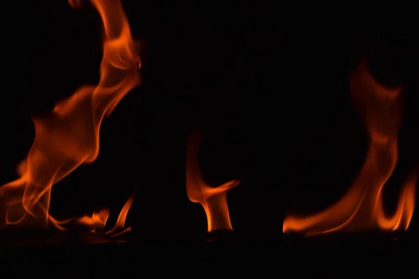 Chamas de fogo no fundo preto — Fotografia de Stock