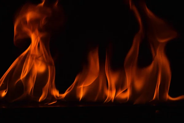 Llamas de fuego sobre fondo negro —  Fotos de Stock