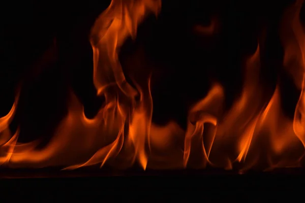 Fiamme di fuoco su sfondo nero — Foto Stock