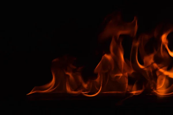 Alevler siyah arkaplanda — Stok fotoğraf