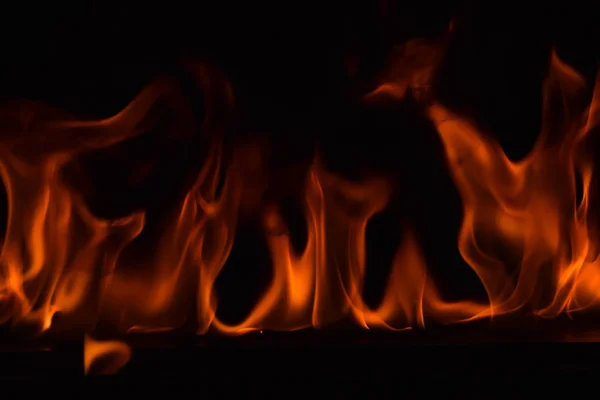 Flammes de feu sur fond noir — Photo