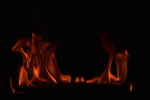 Llamas de fuego sobre fondo negro — Foto de Stock