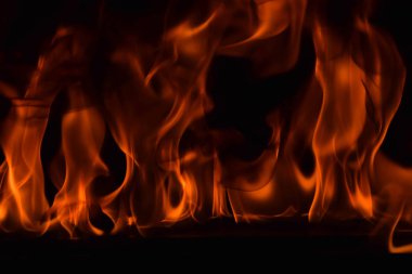 alevler siyah arkaplanda