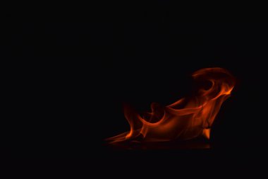 alevler siyah arkaplanda