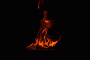 alevler siyah arkaplanda