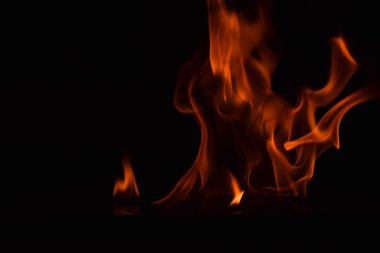 alevler siyah arkaplanda