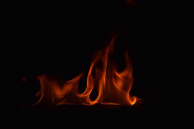 alevler siyah arkaplanda