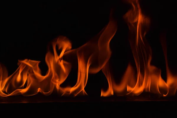 Flammen auf schwarzem Hintergrund — Stockfoto