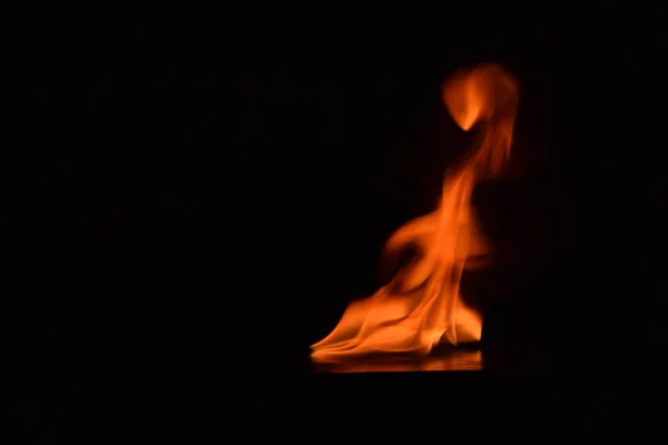 Llamas de fuego sobre fondo negro —  Fotos de Stock