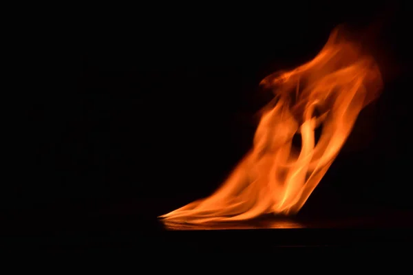 Oheň plameny na černém pozadí — Stock fotografie