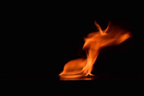 Flammes de feu sur fond noir — Photo