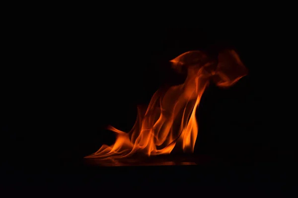 Flammes de feu sur fond noir — Photo