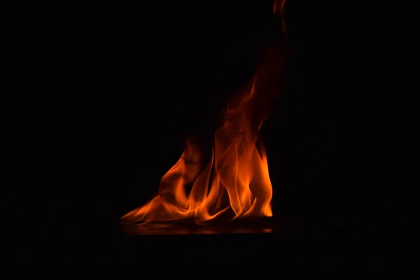 Flammes de feu sur fond noir — Photo