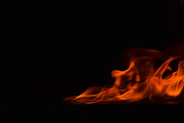 Flammes de feu sur fond noir — Photo
