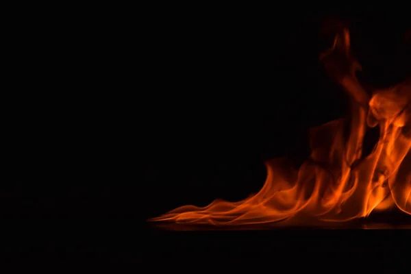 Alevler siyah arkaplanda — Stok fotoğraf