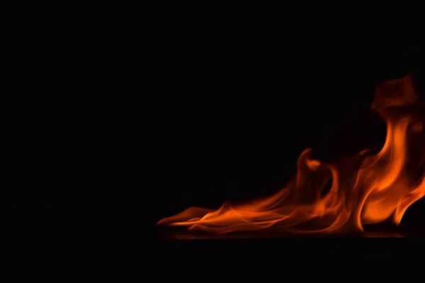 Llamas de fuego sobre fondo negro —  Fotos de Stock