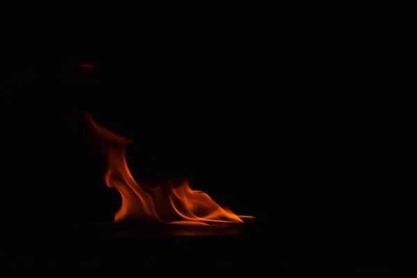 Llamas de fuego sobre fondo negro —  Fotos de Stock