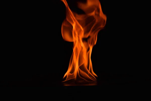 Eld lågor på svart bakgrund — Stockfoto