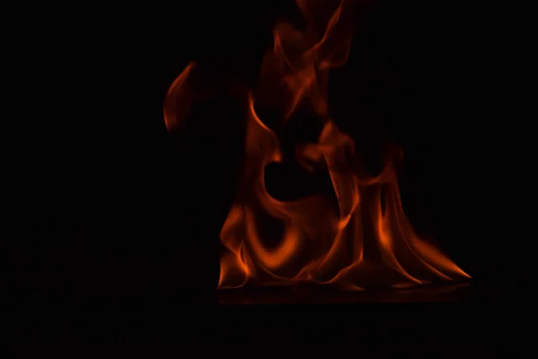 Flammen auf schwarzem Hintergrund — Stockfoto