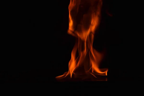 Fiamme di fuoco su sfondo nero — Foto Stock