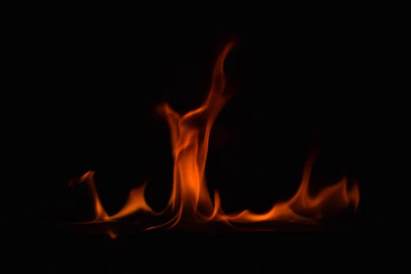 Fiamme di fuoco su sfondo nero — Foto Stock