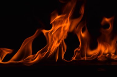 alevler siyah arkaplanda