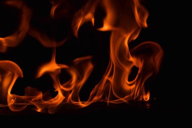 alevler siyah arkaplanda