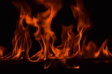 alevler siyah arkaplanda