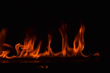 alevler siyah arkaplanda