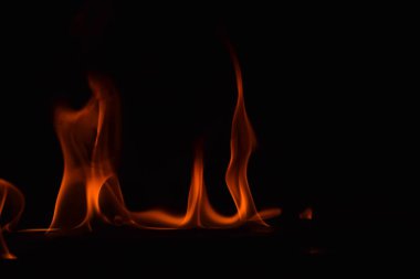 alevler siyah arkaplanda