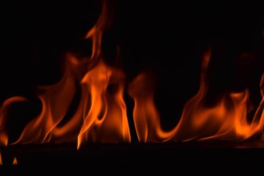 alevler siyah arkaplanda