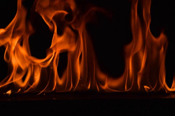 Flammen Auf Schwarzem Hintergrund — Stockfoto