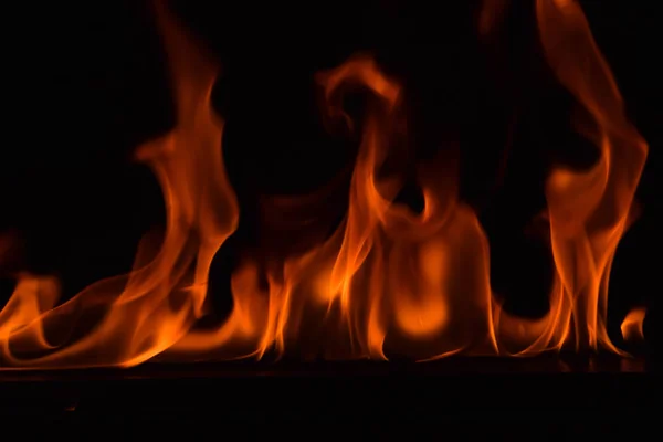 Flammen Auf Schwarzem Hintergrund — Stockfoto