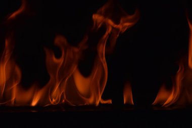 Siyah arka plan üzerine izole soyut yangın alevleri