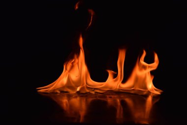 Siyah arka plan üzerine izole soyut yangın alevleri