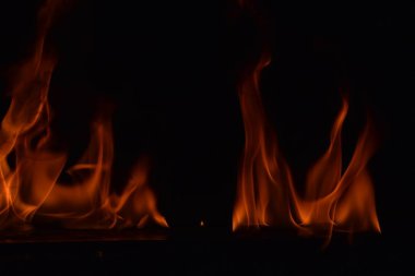 Siyah arka plan üzerine izole soyut yangın alevleri