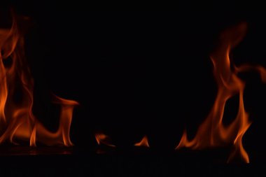 Siyah arka plan üzerine izole soyut yangın alevleri