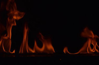 Siyah arka plan üzerine izole soyut yangın alevleri