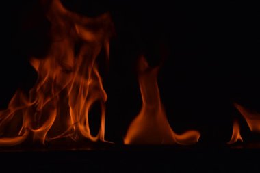 Siyah arka plan üzerine izole soyut yangın alevleri