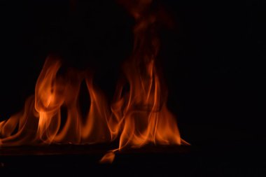 Siyah arka plan üzerine izole soyut yangın alevleri