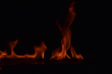 Siyah arka plan üzerine izole soyut yangın alevleri