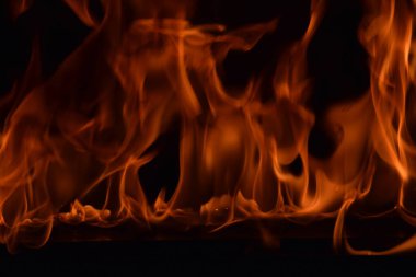 Siyah arka plan üzerine izole soyut yangın alevleri