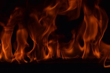 Siyah arka plan üzerine izole soyut yangın alevleri