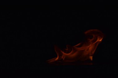 Siyah arka plan üzerine izole soyut yangın alevleri