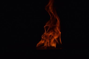 Siyah arka plan üzerine izole soyut yangın alevleri