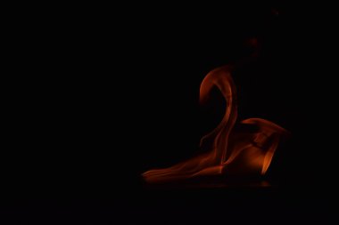 Siyah arka plan üzerine izole soyut yangın alevleri