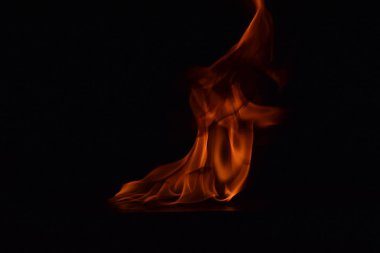 Siyah arka plan üzerine izole soyut yangın alevleri