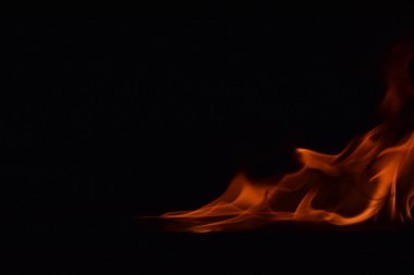 Siyah arka plan üzerine izole soyut yangın alevleri