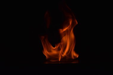 Siyah arka plan üzerine izole soyut yangın alevleri